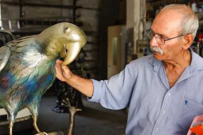 Bitritto, la storia dell'82enne Peppino: il "fabbro artista" che crea sculture in ferro battuto 
